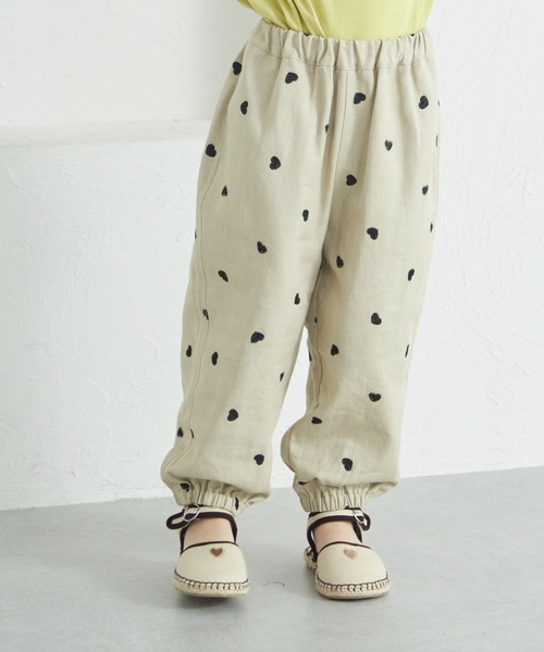 pairmanon(ペアマノン)の「ハート刺繍カーゴパンツ(カーゴパンツ・キッズ・ベージュ/ブラック・90/100/110/120/130/140/150)」の1枚目の写真