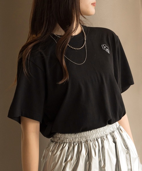 SETUP7(セットアップセブン)の「【SETUP7】フラワー デイジー ワンポイント ロゴ刺繍 半袖 Tシャツ(Tシャツ/カットソー・レディース・ホワイト系その他2/ホワイト系その他3/ピンク/ホワイト系1/ブラック/ブルー・FREE)」の2枚目の写真