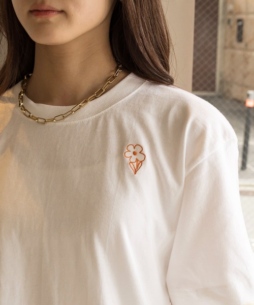 OFF-WHITE フラワー刺繍 × ビジュー 半袖 Tシャツ セール】ビジュー＆フラワーモチーフ付きカレッジロゴプリント
