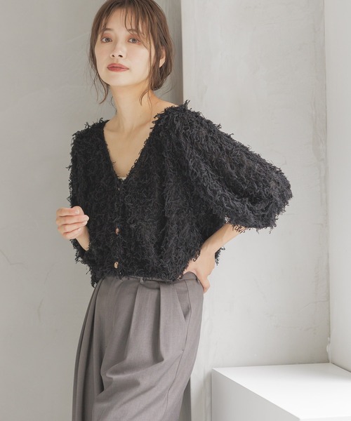 mysty woman(ミスティウーマン)の「フラッフィーVネックカーディガン 140924(カーディガン/ボレロ・レディース・グレイッシュブルー/ブラック/アイボリー/グリーン・FREE)」の3枚目の写真