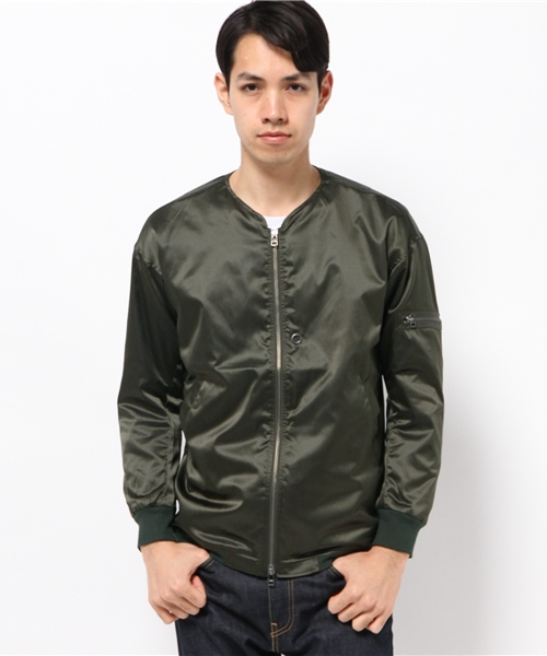 WHO'S WHO gallery(フーズフーギャラリー)の「【GIGGER】ノーカラーMA-1(ブルゾン・メンズ・カーキ/ブラック・LARGE/MEDIUM)」の1枚目の写真