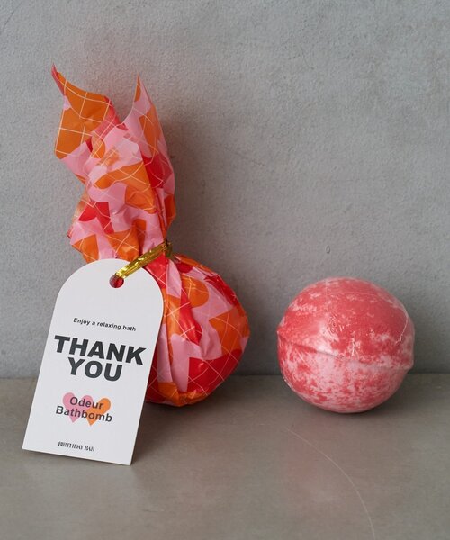 BIRTHDAY BAR（バースデイバー）の「MOTIF GEOMETRY　Bathbomb  バスボム（入浴剤・バスケア・レディース・ブルー/ホワイト/ピンク/イエロー・0）」の4枚目の写真
