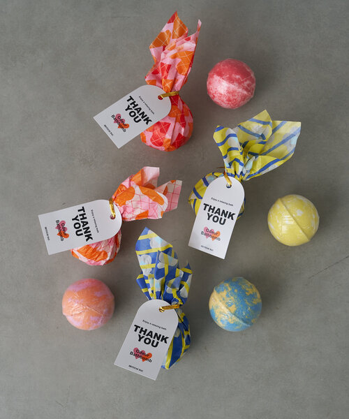 BIRTHDAY BAR（バースデイバー）の「MOTIF GEOMETRY　Bathbomb  バスボム（入浴剤・バスケア・レディース・ブルー/ホワイト/ピンク/イエロー・0）」の5枚目の写真