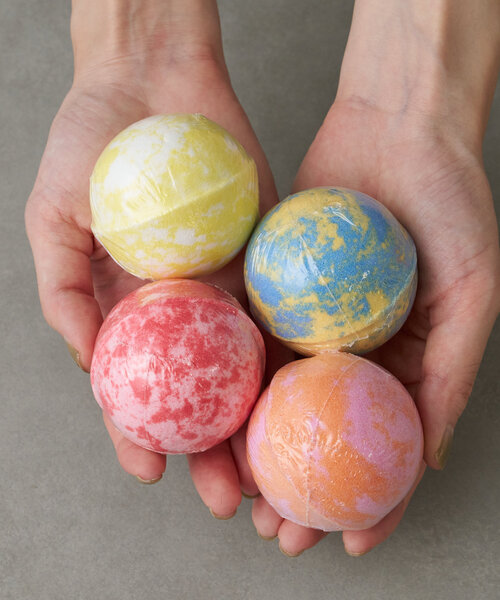BIRTHDAY BAR（バースデイバー）の「MOTIF GEOMETRY　Bathbomb  バスボム（入浴剤・バスケア・レディース・ブルー/ホワイト/ピンク/イエロー・0）」の7枚目の写真