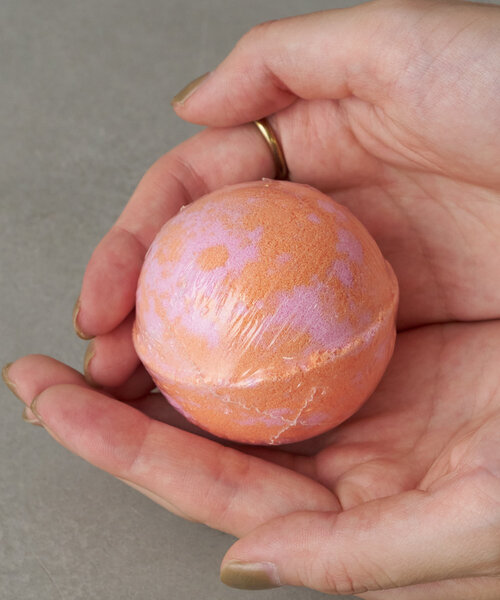 BIRTHDAY BAR（バースデイバー）の「MOTIF GEOMETRY　Bathbomb  バスボム（入浴剤・バスケア・レディース・ブルー/ホワイト/ピンク/イエロー・0）」の12枚目の写真