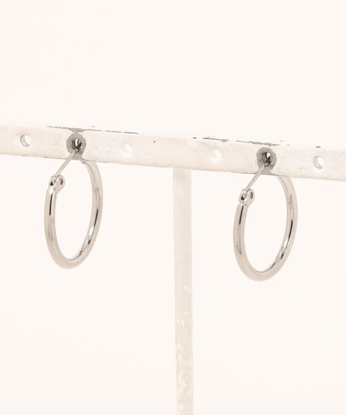 Pledge(プレッジ)の「【Pledge】フープ ピアス(ペア)(ピアス(両耳用)・メンズ・シルバー/ゴールド/ブラック・FREE)」の14枚目の写真