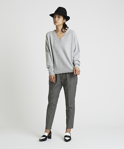 ELFORBR（エルフォーブル）の「ウール混深Vネックニットプルオーバー（ニット/セーター・レディース・ホワイト/グレー/ピンク・MEDIUM）」の5枚目の写真