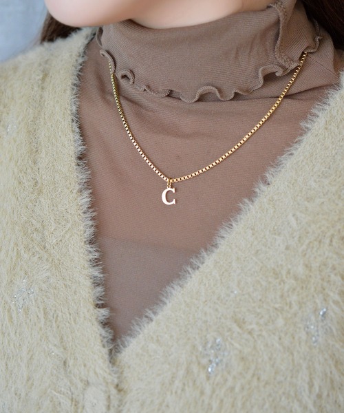 BROTHERHOOD（ブラザーフッド）の「【earyear】Block Letter Initial Charm Necklace 「Gold：サージカルステンレス316L+14Kメッキ」（ネックレス・レディース・K/B/A/W/V/Z/Y/C/J/O/N/M/R/Q/P/U/T/S/X/F/E/D/I/H/G/L・FREE）」の3枚目の写真