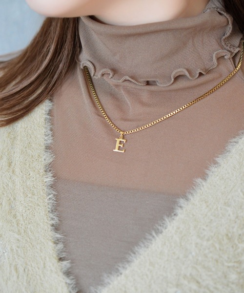 BROTHERHOOD（ブラザーフッド）の「【earyear】Block Letter Initial Charm Necklace 「Gold：サージカルステンレス316L+14Kメッキ」（ネックレス・レディース・K/B/A/W/V/Z/Y/C/J/O/N/M/R/Q/P/U/T/S/X/F/E/D/I/H/G/L・FREE）」の5枚目の写真