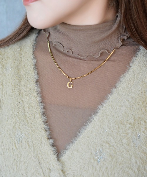 BROTHERHOOD（ブラザーフッド）の「【earyear】Block Letter Initial Charm Necklace 「Gold：サージカルステンレス316L+14Kメッキ」（ネックレス・レディース・K/B/A/W/V/Z/Y/C/J/O/N/M/R/Q/P/U/T/S/X/F/E/D/I/H/G/L・FREE）」の7枚目の写真