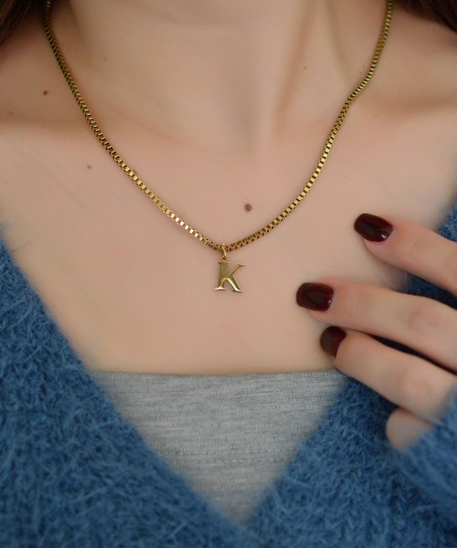 BROTHERHOOD（ブラザーフッド）の「【earyear】Block Letter Initial Charm Necklace 「Gold：サージカルステンレス316L+14Kメッキ」（ネックレス・レディース・K/B/A/W/V/Z/Y/C/J/O/N/M/R/Q/P/U/T/S/X/F/E/D/I/H/G/L・FREE）」の11枚目の写真