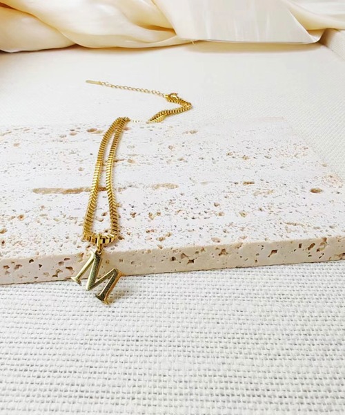 BROTHERHOOD（ブラザーフッド）の「【earyear】Block Letter Initial Charm Necklace 「Gold：サージカルステンレス316L+14Kメッキ」（ネックレス・レディース・K/B/A/W/V/Z/Y/C/J/O/N/M/R/Q/P/U/T/S/X/F/E/D/I/H/G/L・FREE）」の13枚目の写真