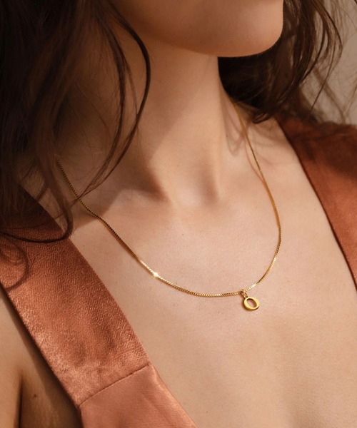 BROTHERHOOD（ブラザーフッド）の「【earyear】Block Letter Initial Charm Necklace 「Gold：サージカルステンレス316L+14Kメッキ」（ネックレス・レディース・K/B/A/W/V/Z/Y/C/J/O/N/M/R/Q/P/U/T/S/X/F/E/D/I/H/G/L・FREE）」の15枚目の写真