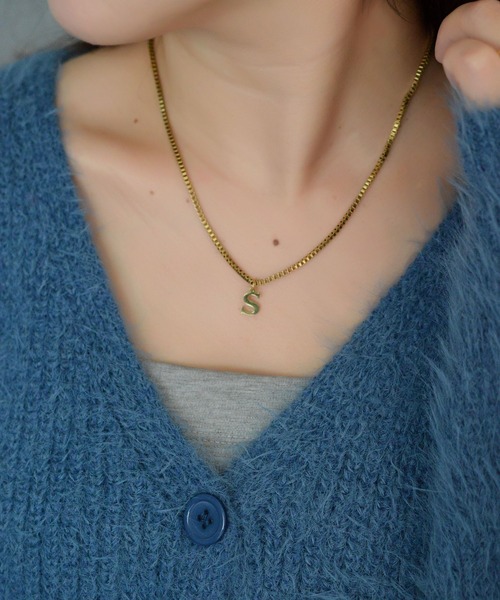 BROTHERHOOD（ブラザーフッド）の「【earyear】Block Letter Initial Charm Necklace 「Gold：サージカルステンレス316L+14Kメッキ」（ネックレス・レディース・K/B/A/W/V/Z/Y/C/J/O/N/M/R/Q/P/U/T/S/X/F/E/D/I/H/G/L・FREE）」の19枚目の写真