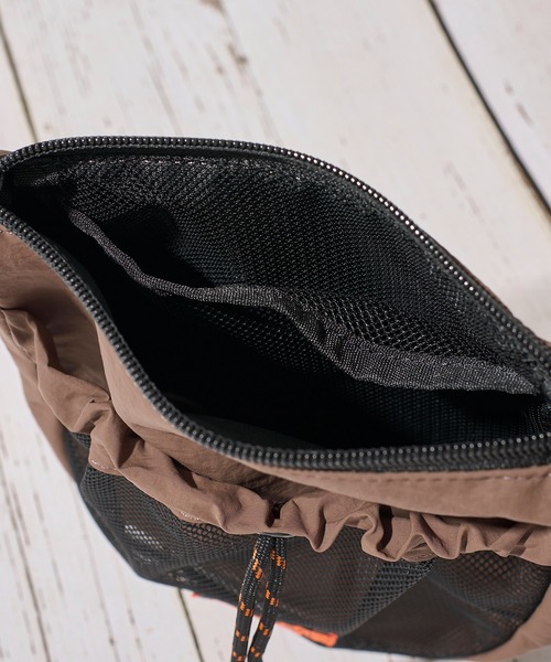 UNIVERSAL OVERALL(ユニバーサルオーバーオール)の「【UNIVERSAL OVERALL】FRONT MESH MINI SHOULDER BAG / フロントメッシュミニショルダーバッグ(ショルダーバッグ・レディース・ブラック/ブルー/レモンイエロー/オレンジ/モカ/ライトグレー/グレイッシュベージュ・FREE)」の16枚目の写真