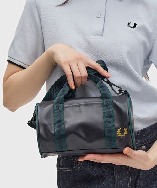 FRED PERRY(フレッドペリー)の「Classic Mini Barrel Bag/クラシックミニバレルバッグ(ショルダーバッグ・レディース・ベージュ/ブラック/マルーン/ライトオリーブ/ダークグリーン/グリーン/ダークネイビー・ONE SIZE)」の6枚目の写真