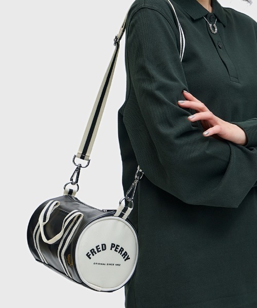 FRED PERRY（フレッドペリー）の「Classic Mini Barrel Bag／クラシックミニバレルバッグ（ショルダーバッグ・レディース・マルーン/ブラック/ベージュ/ライトオリーブ/ダークグリーン・ONE SIZE）」の17枚目の写真