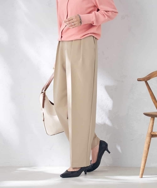 a.v.v（アーヴェヴェ）の「タックワイドテーパードパンツ（その他パンツ・レディース・ベージュ・40/38/36）」の4枚目の写真