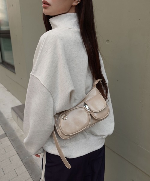 CORNERS(コーナーズ)の「ダブルポケットショルダーバッグ(ショルダーバッグ・レディース・ブラック/ベージュ・FREE)」の4枚目の写真