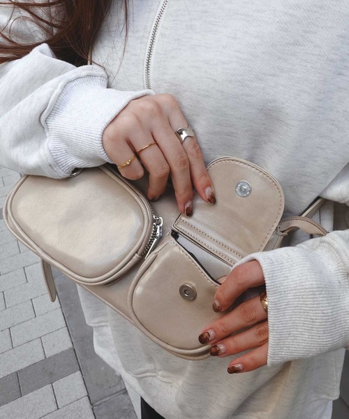 CORNERS(コーナーズ)の「ダブルポケットショルダーバッグ(ショルダーバッグ・レディース・ブラック/ベージュ・FREE)」の3枚目の写真