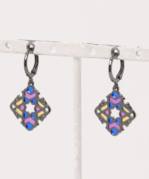 チャイハネ(チャイハネ)の「【チャイハネ】ミナレッドMEN'Sピアス(ピアス(両耳用)・メンズ・ブラック×レッド/マルチ/レッド/ブラウン/レインボー/グリーン/ターコイズブルー/ブルー/ブラック/パープル・FREE)」の1枚目の写真
