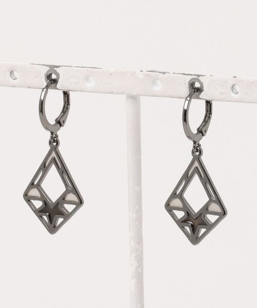 チャイハネ(チャイハネ)の「【チャイハネ】ミナレッドMEN'Sピアス(ピアス(両耳用)・メンズ・ブラック×レッド/マルチ/レッド/ブラウン/レインボー/グリーン/ターコイズブルー/ブルー/ブラック/パープル・FREE)」の2枚目の写真