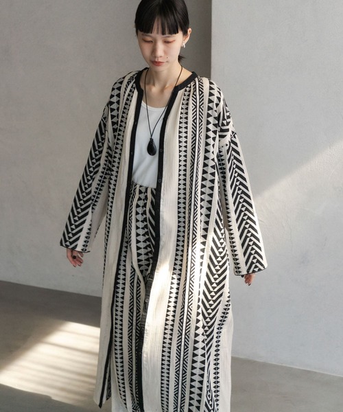 URBAN RESEARCH DOORS(アーバンリサーチドアーズ)の「ジャガード柄ガウンワンピース(ワンピース・レディース・ナチュラル・MEDIUM)」の3枚目の写真