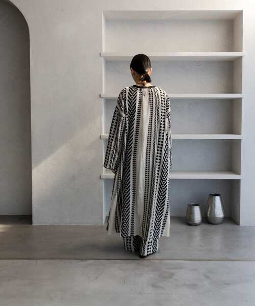 URBAN RESEARCH DOORS(アーバンリサーチドアーズ)の「ジャガード柄ガウンワンピース(ワンピース・レディース・ナチュラル・MEDIUM)」の7枚目の写真