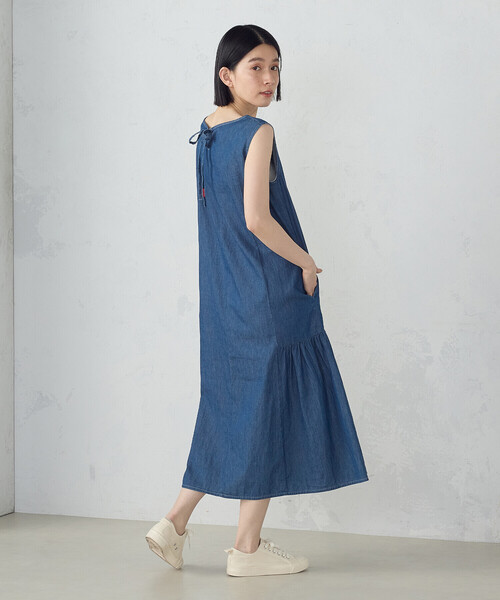ONIGIRI（オニギリ）の「デイリーリラックス ノースリーブワンピース デニム（ワンピース・レディース・サックスブルー/ネイビー・MEDIUM/LARGE）」の2枚目の写真