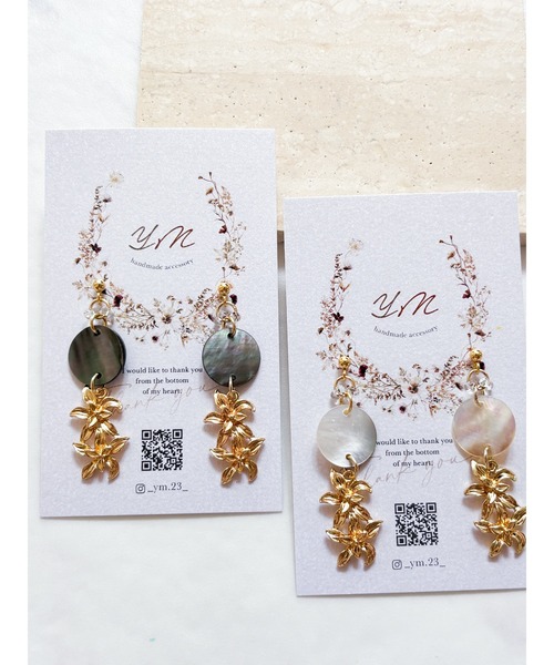 tone(トーン)の「【YM】シェル×花飾り サージカルステンレスピアス(MA)(ピアス(両耳用)・レディース・ホワイト/グレー・FREE)」の3枚目の写真
