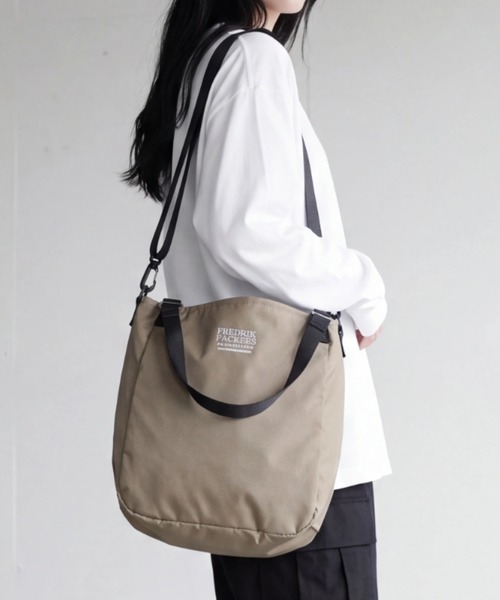FREDRIK PACKERS（フレドリックパッカーズ）の「『FREDRIK PACKERS』 210D+600D MISSION TOTE(S) ミッション トートバッグ Sサイズ（トートバッグ・メンズ・ブラック/ベージュ/チャコールグレー・FREE）」の3枚目の写真