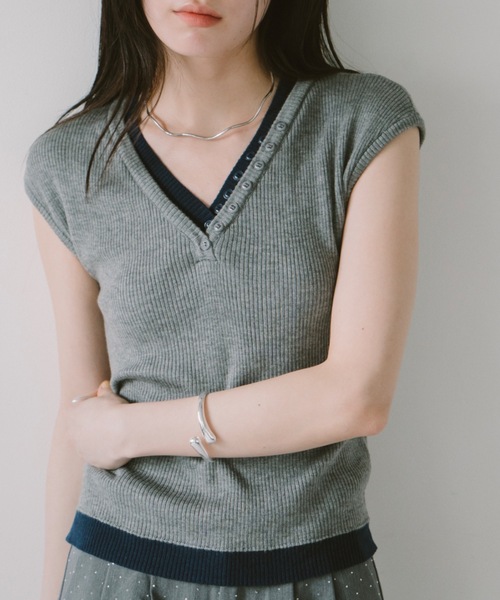 DRWCYS(ドロシーズ)の「レイヤードライクリブトップス(ニット/セーター・レディース・アイボリー/グレー・FREE)」の2枚目の写真