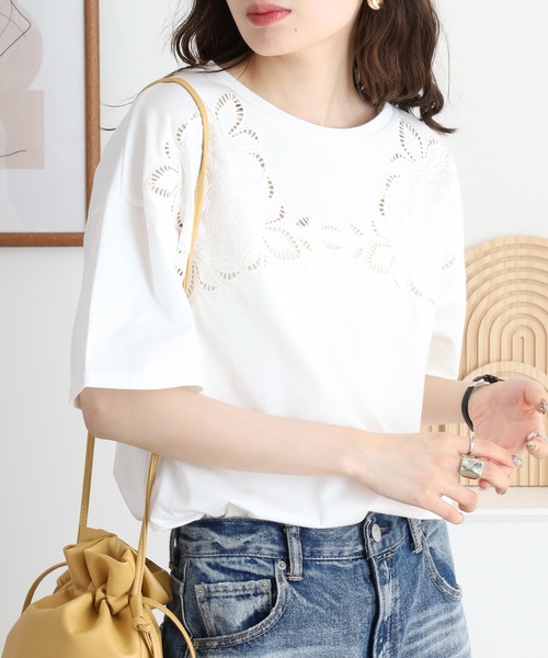 FUNALIVE(ファンアライブ)の「花柄カットワーク刺繍ルーズカットソー(Tシャツ/カットソー・レディース・ブラック/ブルー/ホワイト・FREE)」の5枚目の写真