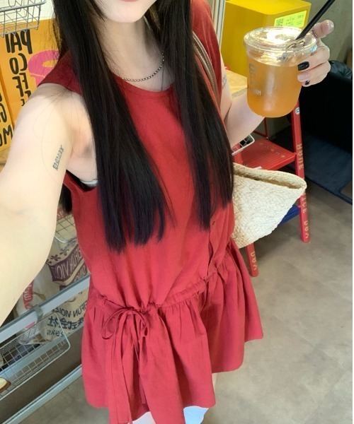 Achic(アシック)の「ウエストリボンギャザーノースリーブワンピース(ワンピース・レディース・ブルー/レッド・M)」の9枚目の写真