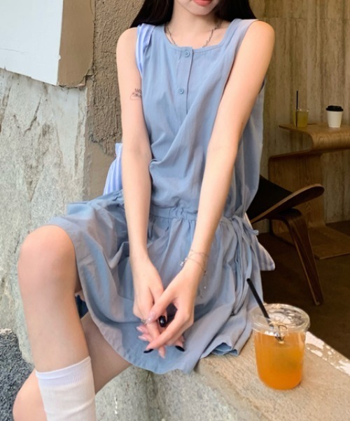 Achic(アシック)の「ウエストリボンギャザーノースリーブワンピース(ワンピース・レディース・ブルー/レッド・M)」の5枚目の写真