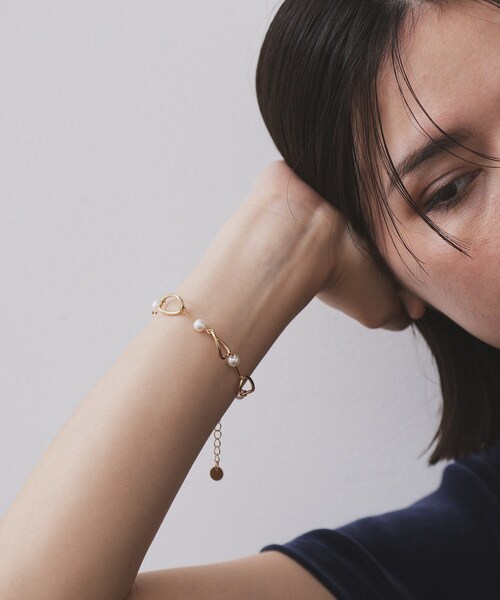 OPAQUE.CLIP(オペークドットクリップ)の「メタル×フェイクパールブレスレット(ブレスレット・レディース・ゴールド/シルバー・00)」の3枚目の写真
