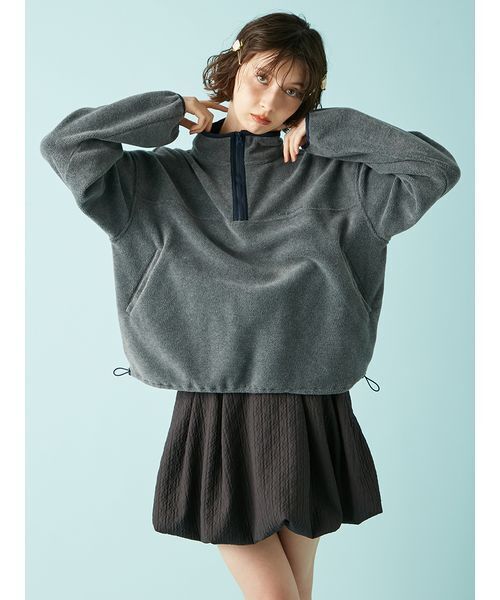 LILY BROWN(リリーブラウン)の「ハーフジップロゴ刺繍フリーストップス(Tシャツ/カットソー・レディース・アイボリー/ターコイズブルー/グレー・F)」の2枚目の写真