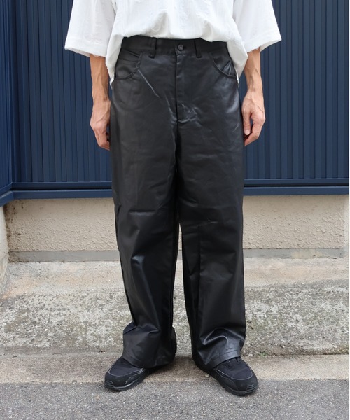 many men many mind(メニーメンメニーマインド)の「MANYMENMANYMINDS / フロッキー加工デニム/PUコーティング加工デニム/5ポケットパンツ(デニムパンツ・メンズ・ブラウン/ブラック系その他/ブラック・MEDIUM/LARGE)」の6枚目の写真