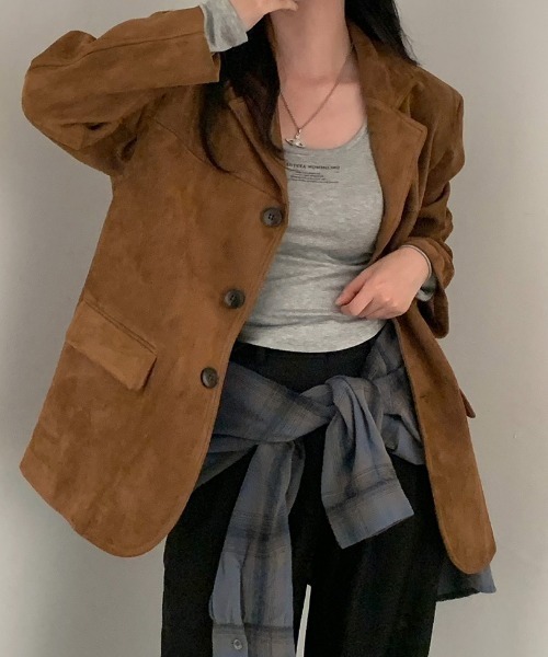 emi+(エミプラス)の「スエードテーラードジャケット(テーラードジャケット・レディース・ベージュ/ブラウン・FREE)」の2枚目の写真