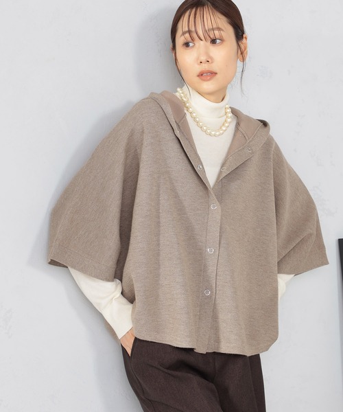 GALLORIA（ギャローリア）の「マシンウォッシャブル　フーディニットポンチョ（ニット/セーター・レディース・モカ/ネイビー・L/M）」の2枚目の写真