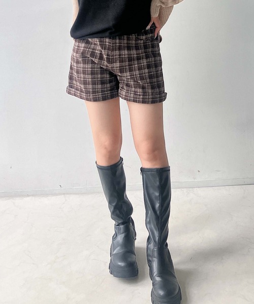 AS KNOW AS plus（アズノゥアズプラス）の「♪ロールアップハイウエストショートパンツ（その他パンツ・レディース・ブラック系/ブラック系その他/ブラウン系/ブラウン系その他/ブラウン系その他2/ホワイト系その他2/その他3/サックスブルー系3/ブラック系その他2/ブルー系3/ブラック系3・FREE）」の7枚目の写真