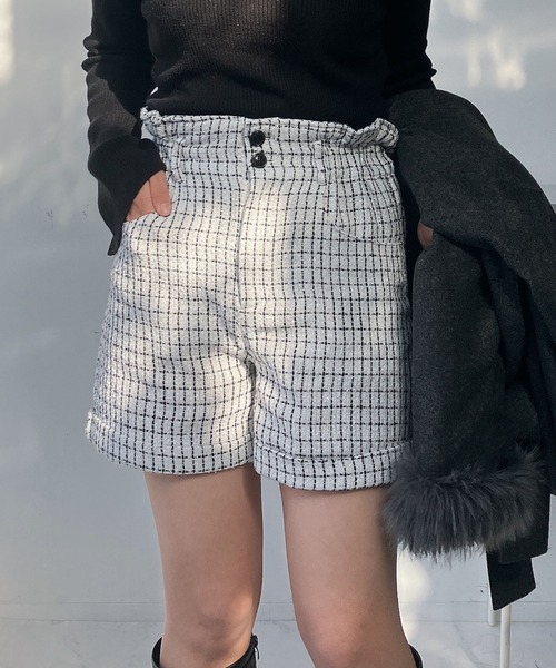 AS KNOW AS plus（アズノゥアズプラス）の「♪ロールアップハイウエストショートパンツ（その他パンツ・レディース・ブラック系/ブラック系その他/ブラウン系/ブラウン系その他/ブラウン系その他2/ホワイト系その他2/その他3/サックスブルー系3/ブラック系その他2/ブルー系3/ブラック系3・FREE）」の2枚目の写真