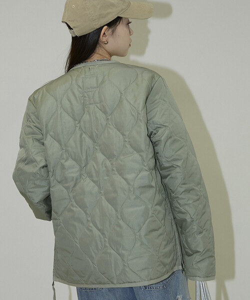 PUBLUX（パブリュクス）の「TAION/タイオン MILITARY W-ZIP V NECK DOWN JK　限定展開/ミリタリー ダブルジップ Vネック ダウン ジャケット（ダウンジャケット/コート・レディース・オリーブ/ブラック・LARGE/MEDIUM/X-LARGE）」の19枚目の写真