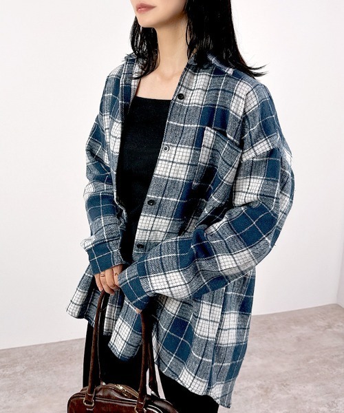 CLOTHY(クロシィ)の「【ボタンを閉めてトップス風に、開けてライトアウター風に】起毛チェックビッグシャツジャケット(シャツ/ブラウス・レディース・ブラウン/ネイビー・FREE)」の13枚目の写真