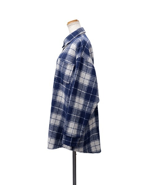 CLOTHY(クロシィ)の「【ボタンを閉めてトップス風に、開けてライトアウター風に】起毛チェックビッグシャツジャケット(シャツ/ブラウス・レディース・ブラウン/ネイビー・FREE)」の6枚目の写真