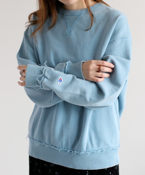 Champion(チャンピオン)の「【Champion】裏毛ヴィンテージ加工クルーネックスウェット(スウェット・レディース・ブラック系/ブルー系/ピンク系・M)」の1枚目の写真