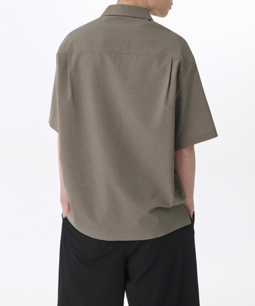 MUSINSA STANDARD（ムシンサスタンダード）の「クリーズリラックスドハーフジップシャツ [カーキグレー]（ポロシャツ・メンズ・その他・SMALL/MEDIUM/LARGE/X-LARGE/XX-LARGE）」の2枚目の写真