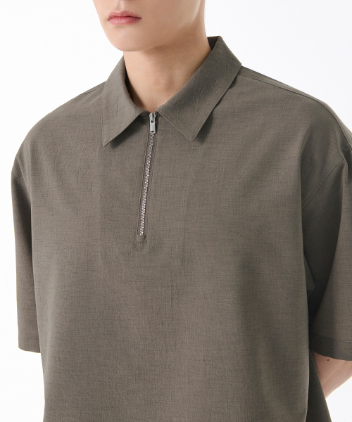 MUSINSA STANDARD（ムシンサスタンダード）の「クリーズリラックスドハーフジップシャツ [カーキグレー]（ポロシャツ・メンズ・その他・SMALL/MEDIUM/LARGE/X-LARGE/XX-LARGE）」の3枚目の写真