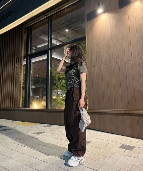 MUSINSA STANDARD WOMAN（ムシンサスタンダードウーマン）の「ウィメンズブライトナイロンパラシュートパンツ[ダークブラウン]（その他パンツ・レディース・その他・30/24/26/28）」の13枚目の写真