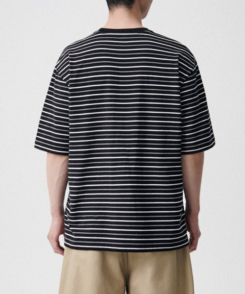 MUSINSA STANDARD（ムシンサスタンダード）の「マルチストライプリラックスドTシャツ1 [ブラック/ホワイト]（Tシャツ/カットソー・メンズ・その他・SMALL/LARGE/X-LARGE/XX-LARGE/XXX-LARGE/MEDIUM）」の2枚目の写真